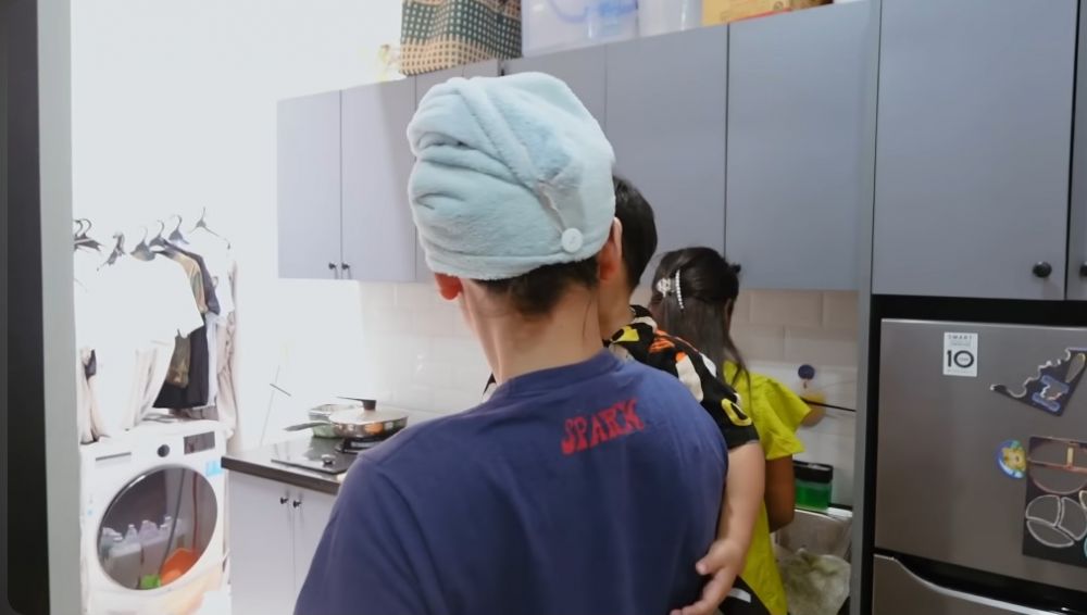 Ngontrak awal nikah kini rumahnya 3 lantai, 9 potret dapur kotor Indah Permatasari mungil cuma segaris