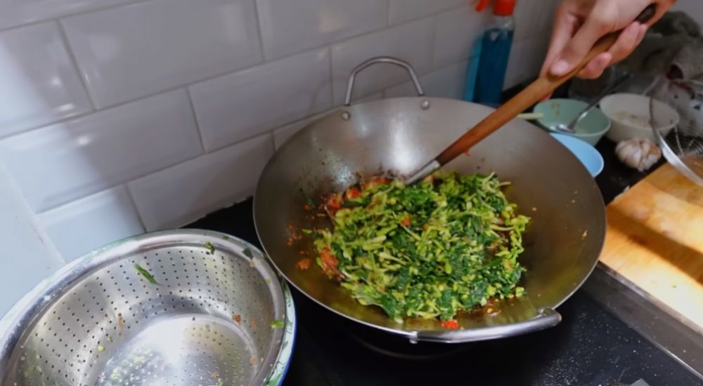 Ngontrak awal nikah kini rumahnya 3 lantai, 9 potret dapur kotor Indah Permatasari mungil cuma segaris