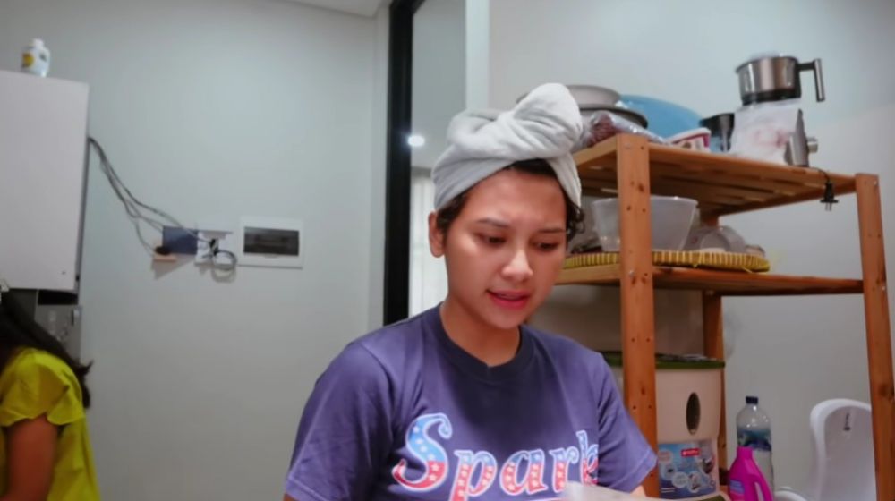 Ngontrak awal nikah kini rumahnya 3 lantai, 9 potret dapur kotor Indah Permatasari mungil cuma segaris