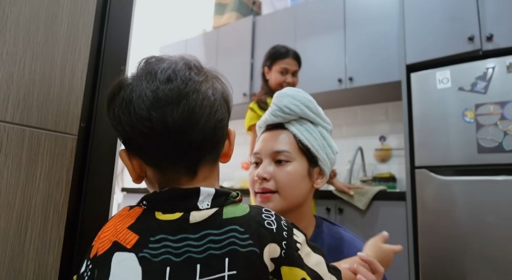 Ngontrak awal nikah kini rumahnya 3 lantai, 9 potret dapur kotor Indah Permatasari mungil cuma segaris