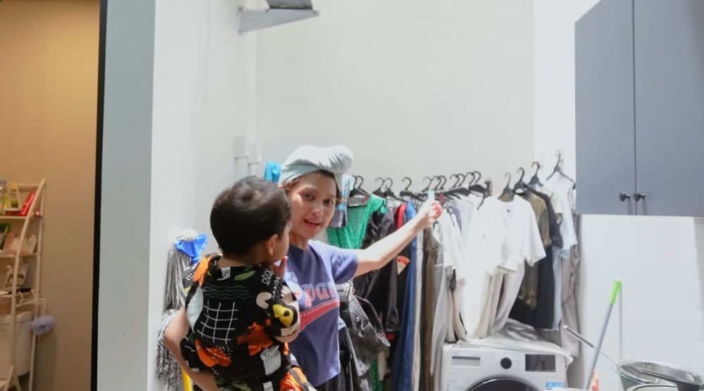 Ngontrak awal nikah kini rumahnya 3 lantai, 9 potret dapur kotor Indah Permatasari mungil cuma segaris