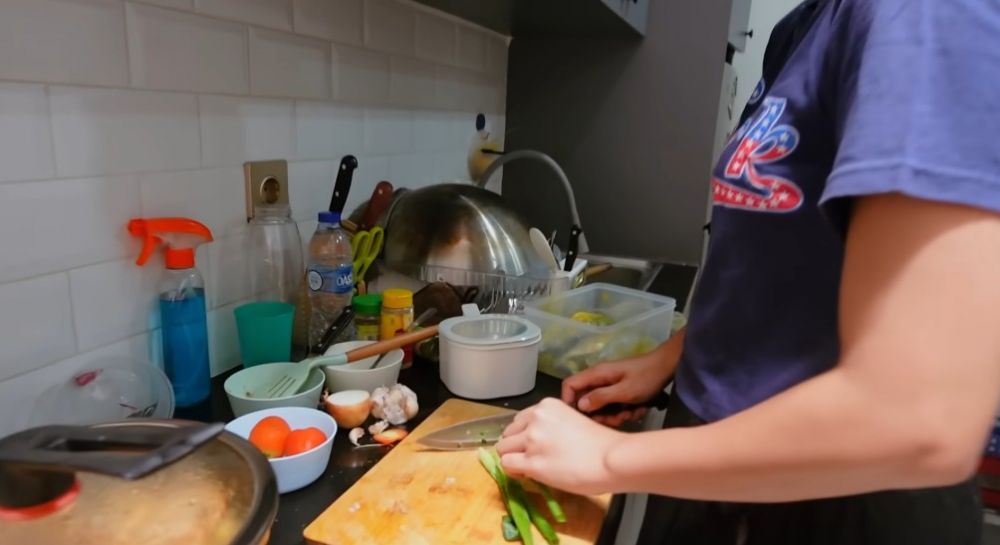 Ngontrak awal nikah kini rumahnya 3 lantai, 9 potret dapur kotor Indah Permatasari mungil cuma segaris