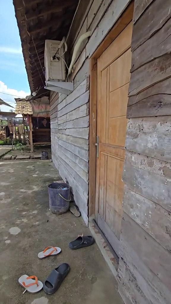 9 Potret rumah kayu di Sumsel luarnya buluk tapi interiornya bak hunian sultan, sampai dikira editan