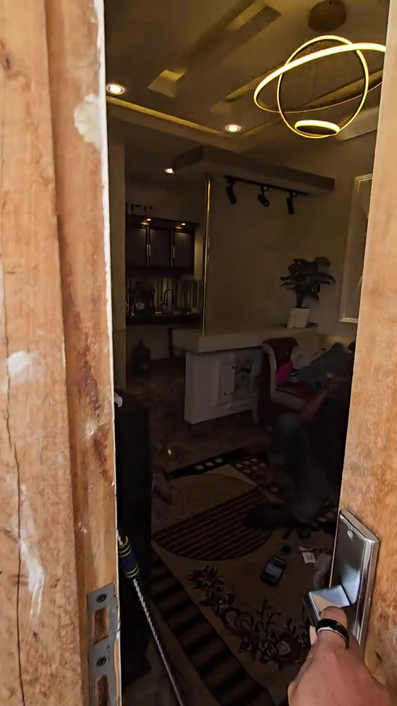 9 Potret rumah kayu di Sumsel luarnya buluk tapi interiornya bak hunian sultan, sampai dikira editan