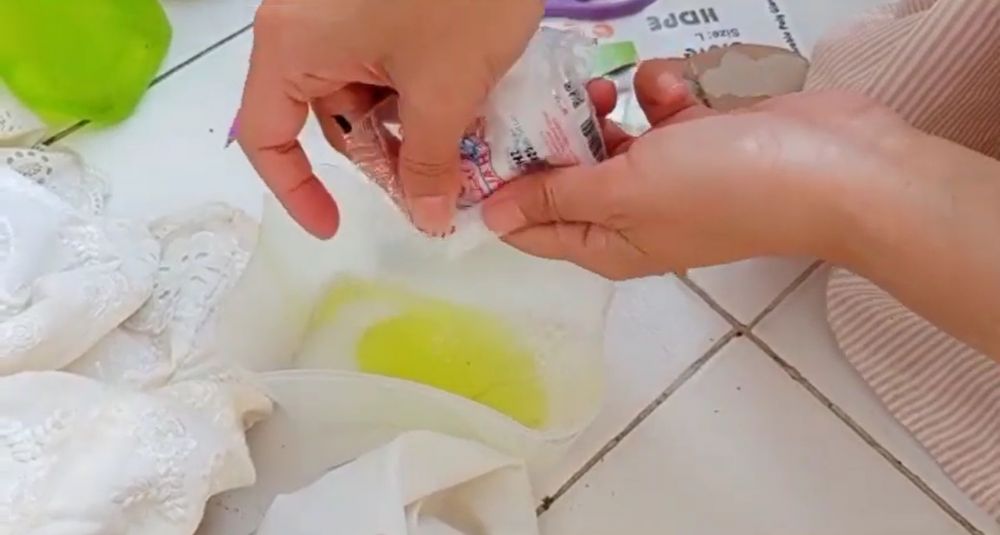Trik agar noda kuning di mukena hilang, putih bersih lagi tak direndam semalaman, tambah 1 bahan dapur
