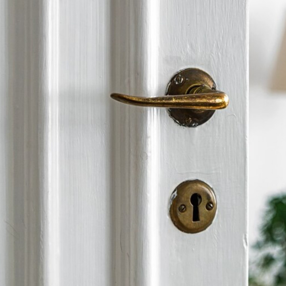 Bukan sekadar estetika, ternyata ini alasan ilmiah kenapa gagang pintu banyak yang berbahan kuningan