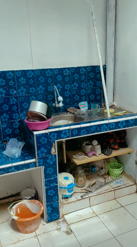 Dapur jadul dimakeover jadi estetik cuma pakai wallpaper, intip 11 potret sebelum dan sesudahnya