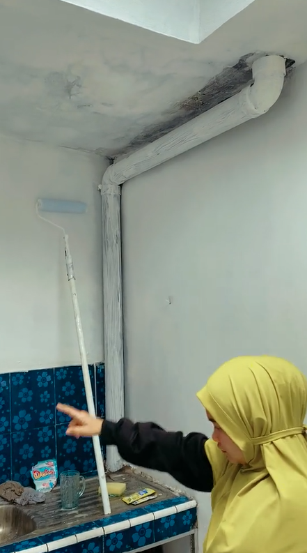 Dapur jadul dimakeover jadi estetik cuma pakai wallpaper, intip 11 potret sebelum dan sesudahnya