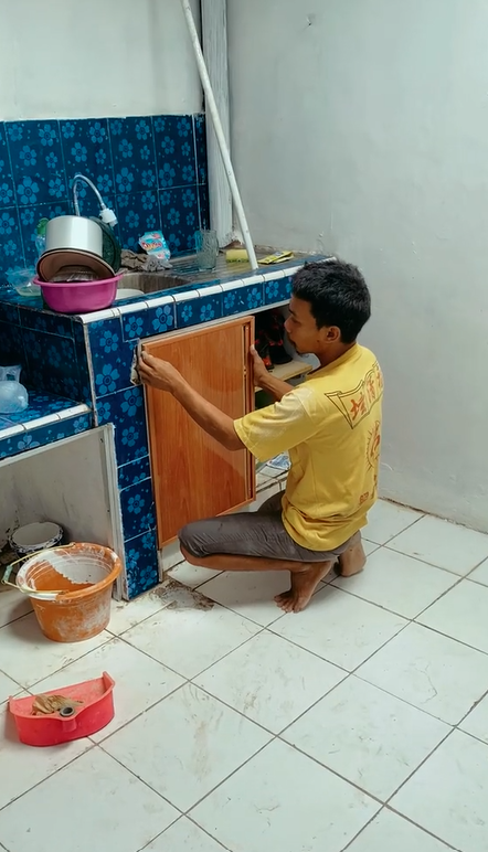 Dapur jadul dimakeover jadi estetik cuma pakai wallpaper, intip 11 potret sebelum dan sesudahnya