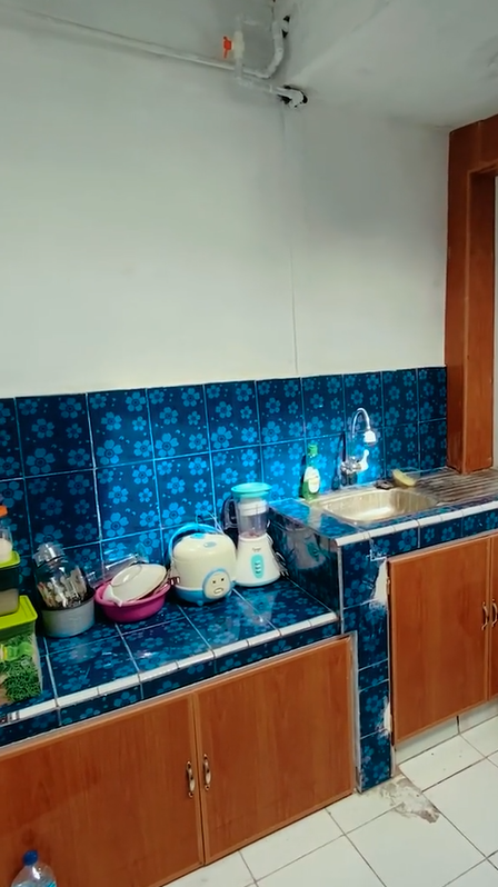 Dapur jadul dimakeover jadi estetik cuma pakai wallpaper, intip 11 potret sebelum dan sesudahnya