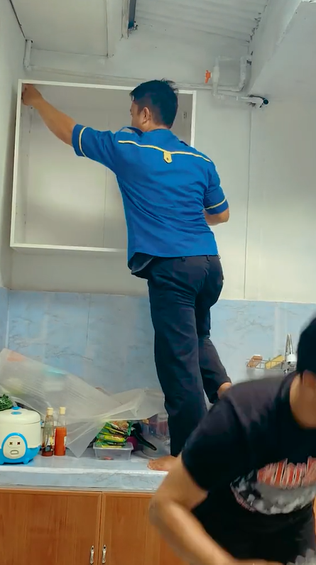Dapur jadul dimakeover jadi estetik cuma pakai wallpaper, intip 11 potret sebelum dan sesudahnya