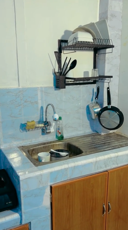 Dapur jadul dimakeover jadi estetik cuma pakai wallpaper, intip 11 potret sebelum dan sesudahnya