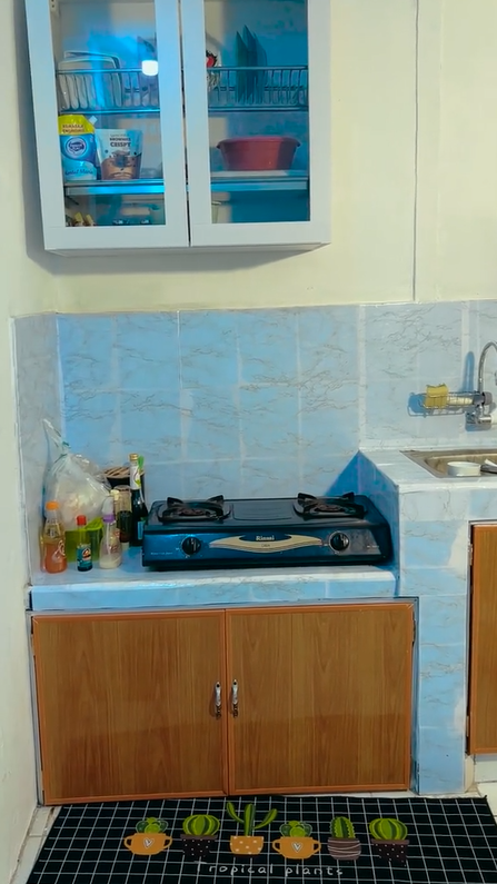Dapur jadul dimakeover jadi estetik cuma pakai wallpaper, intip 11 potret sebelum dan sesudahnya