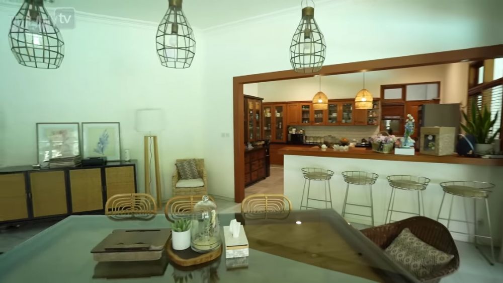 Sukses jadi artis tapi pilih tinggal di kontrakan, 9 potret dapur Sophia Latjuba ini mewah mirip bar