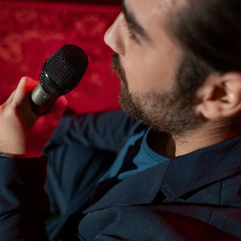 50 Pantun pembuka pidato lucu, nggak garing dan bikin suasana cair sejak awal