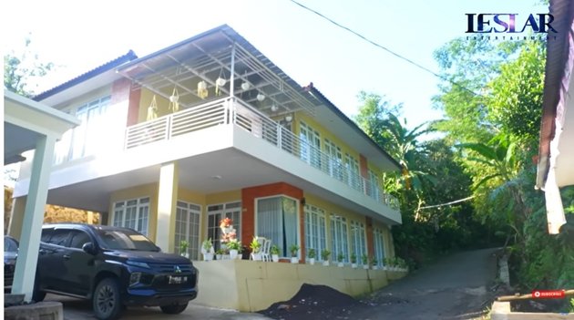 Dari berdinding bambu dimakeover jadi bak istana, intip 9 potret rumah Lesty Kejora di dekat sawah