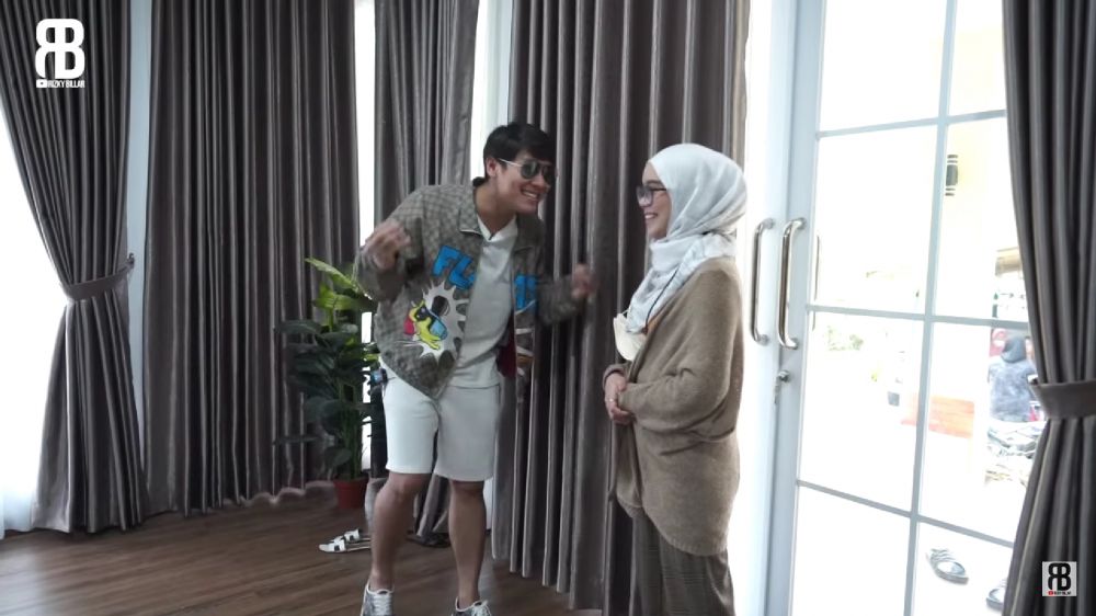 Dari berdinding bambu dimakeover jadi bak istana, intip 9 potret rumah Lesty Kejora di dekat sawah