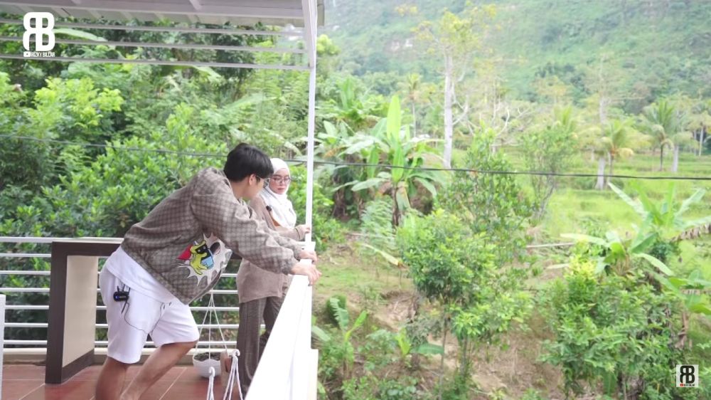 Dari berdinding bambu dimakeover jadi bak istana, intip 9 potret rumah Lesty Kejora di dekat sawah