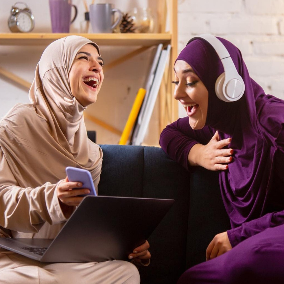 50 Pantun salam pembuka lucu 2 baris untuk MC, presentasi, dan chat, nggak garing dan menghibur banget