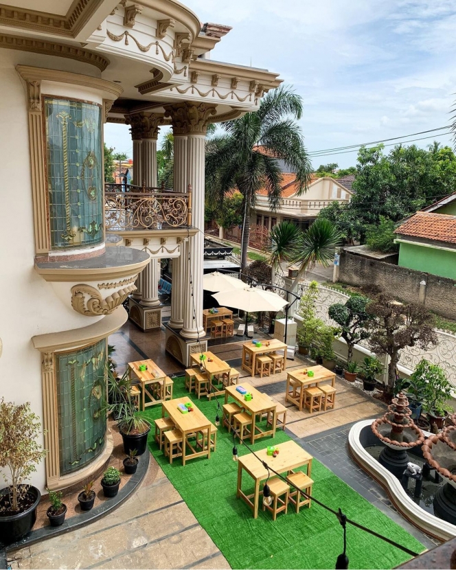 Rumah Muzdalifah ditaksir Rp 32 M bak istana, begini 9 potret terasnya yang jadi gudang dagangan