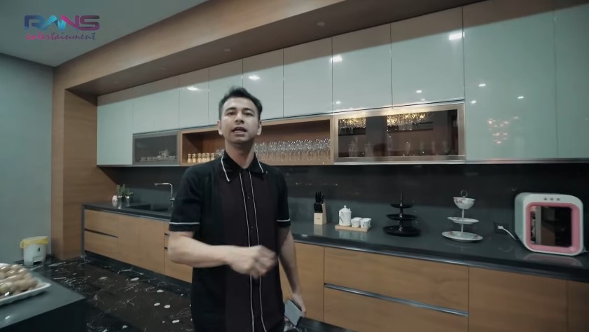 Ternyata dulu tukang ojek payung kini rumahnya bak istana, begini 9 potret dapur Ahmad Sahroni