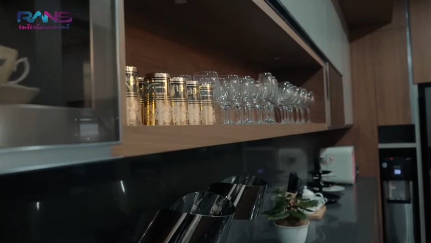 Ternyata dulu tukang ojek payung kini rumahnya bak istana, begini 9 potret dapur Ahmad Sahroni