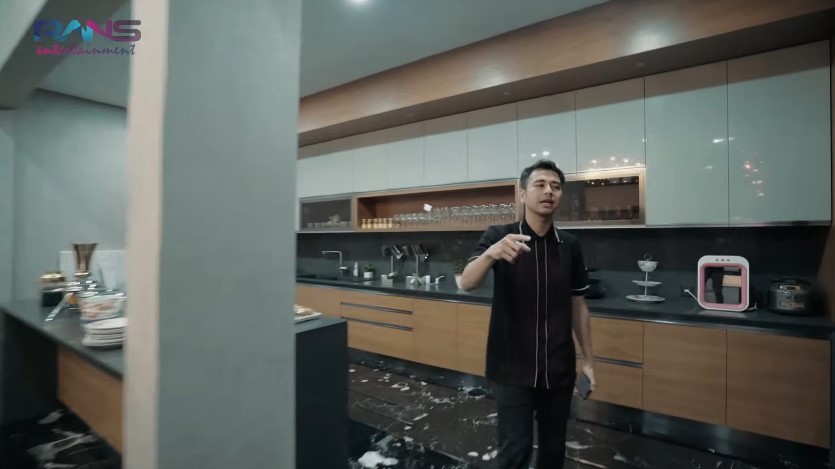 Ternyata dulu tukang ojek payung kini rumahnya bak istana, begini 9 potret dapur Ahmad Sahroni