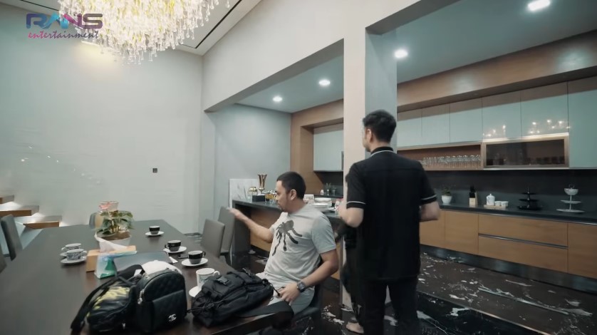 Ternyata dulu tukang ojek payung kini rumahnya bak istana, begini 9 potret dapur Ahmad Sahroni