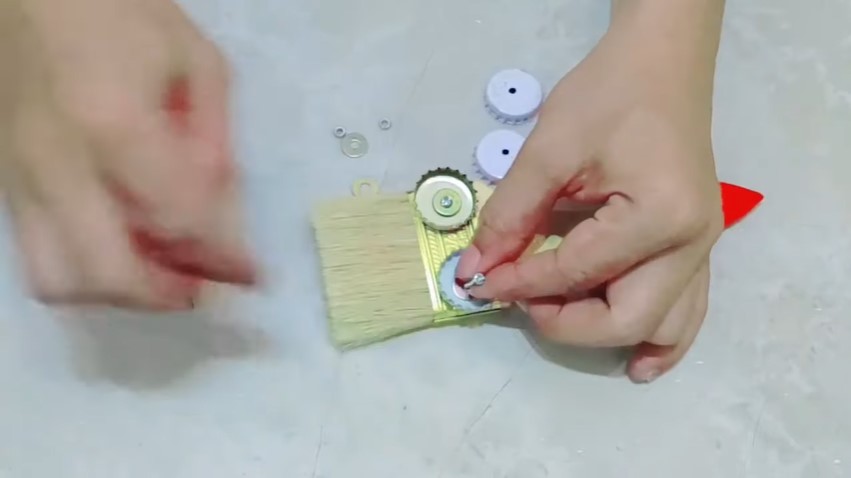 Trik praktis bikin alat pembersih sisik ikan dari tutup botol bekas, unik, kreatif, dan ekonomis