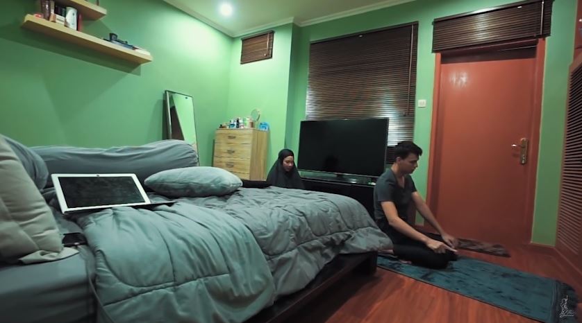 Bantah miskin gegara rumahnya sederhana, 9 potret kamar Marcell Darwin ini simpel tanpa walk in closet