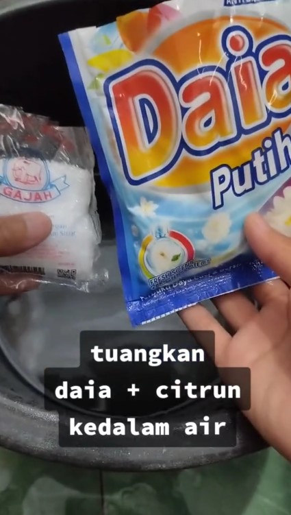 Trik praktis hilangkan lumut lantai kamar mandi tanpa disiram air panas, kinclong lagi modal Rp 3.500
