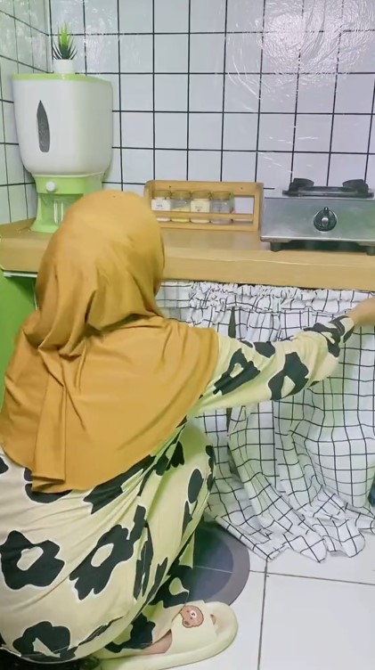 Makeover dapur kontrakan ijo ngejreng di bawah Rp100 ribu, 9 potret hasilnya estetik bikin betah masak