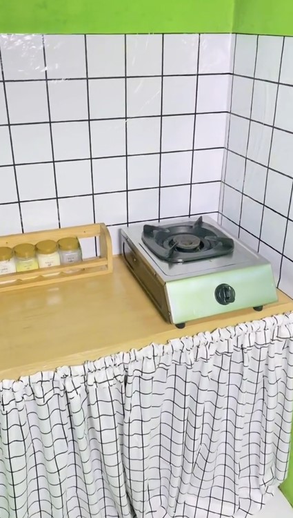 Makeover dapur kontrakan ijo ngejreng di bawah Rp100 ribu, 9 potret hasilnya estetik bikin betah masak