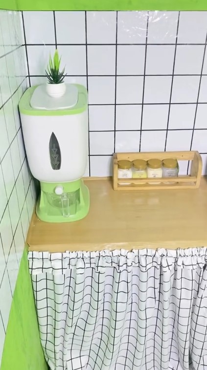 Makeover dapur kontrakan ijo ngejreng di bawah Rp100 ribu, 9 potret hasilnya estetik bikin betah masak