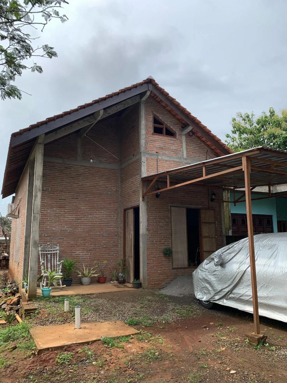 9 Potret rumah dinding bata tanpa lantai keramik ini bukti estetik dan rapi tak harus mewah