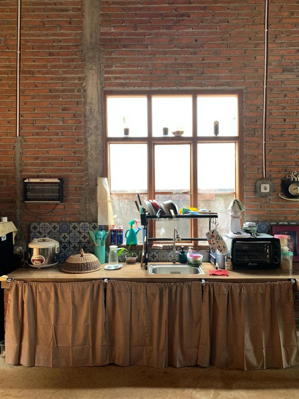 9 Potret rumah dinding bata tanpa lantai keramik ini bukti estetik dan rapi tak harus mewah