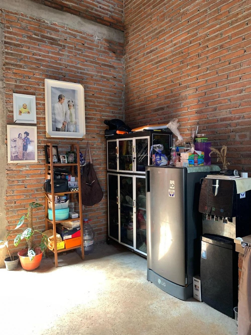 9 Potret rumah dinding bata tanpa lantai keramik ini bukti estetik dan rapi tak harus mewah