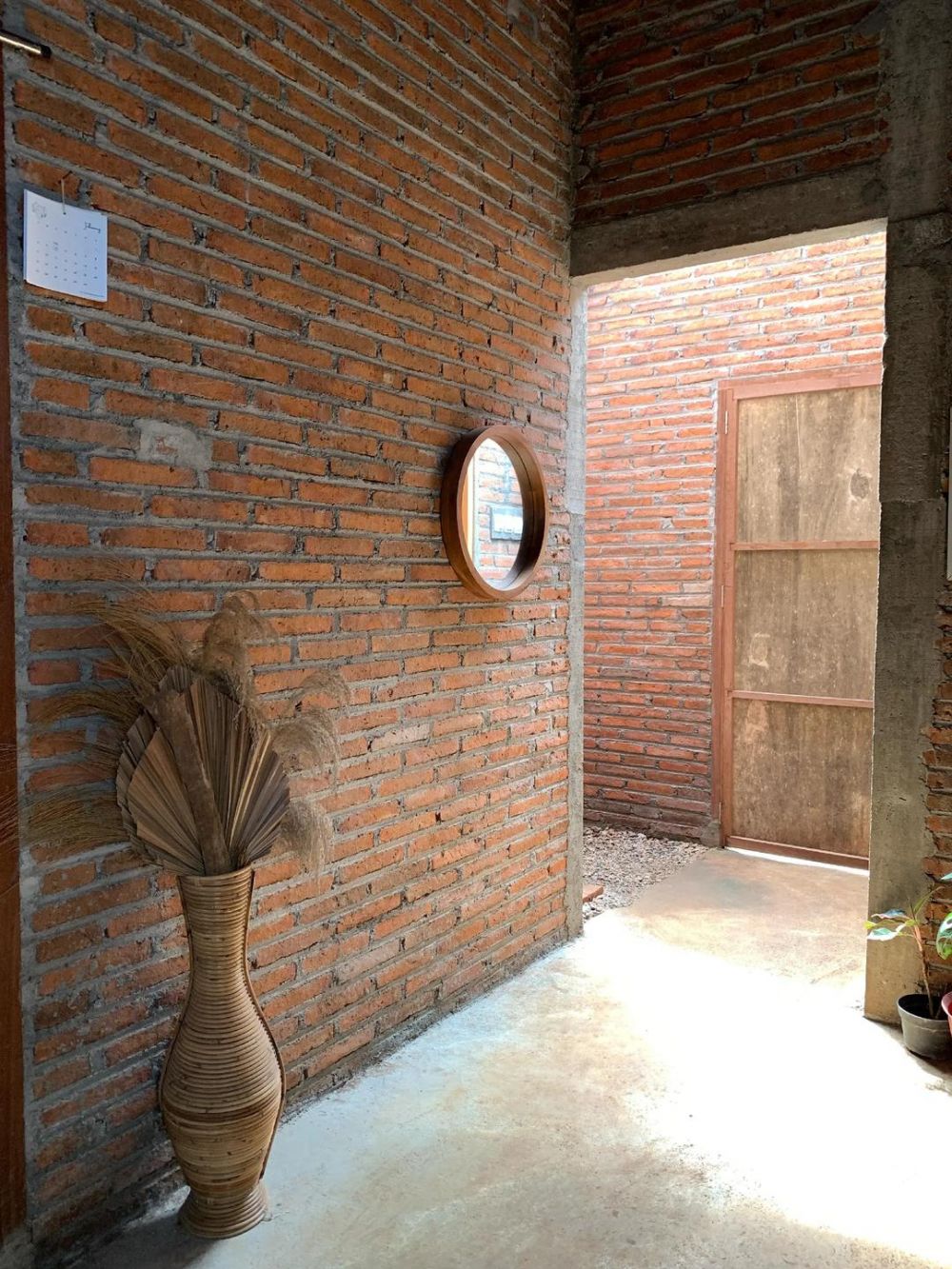 9 Potret rumah dinding bata tanpa lantai keramik ini bukti estetik dan rapi tak harus mewah