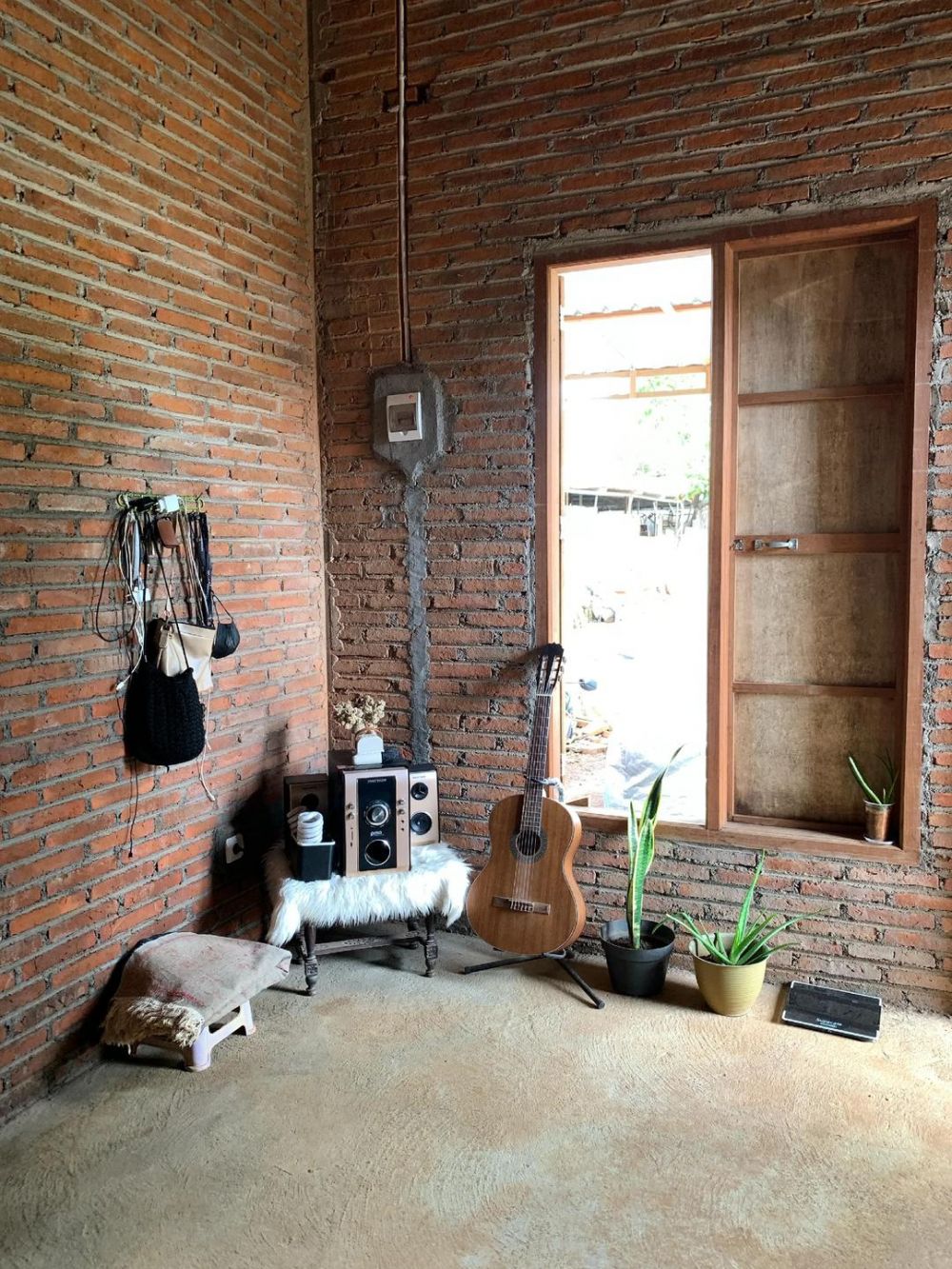 9 Potret rumah dinding bata tanpa lantai keramik ini bukti estetik dan rapi tak harus mewah