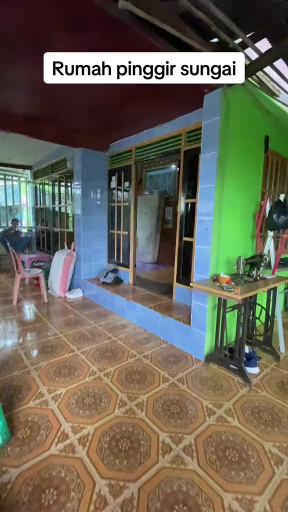 Dibangun di pinggir sungai, intip 10 potret rumah minimalis ini desain toiletnya bikin salah fokus