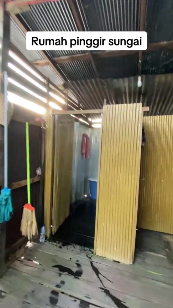 Dibangun di pinggir sungai, intip 10 potret rumah minimalis ini desain toiletnya bikin salah fokus