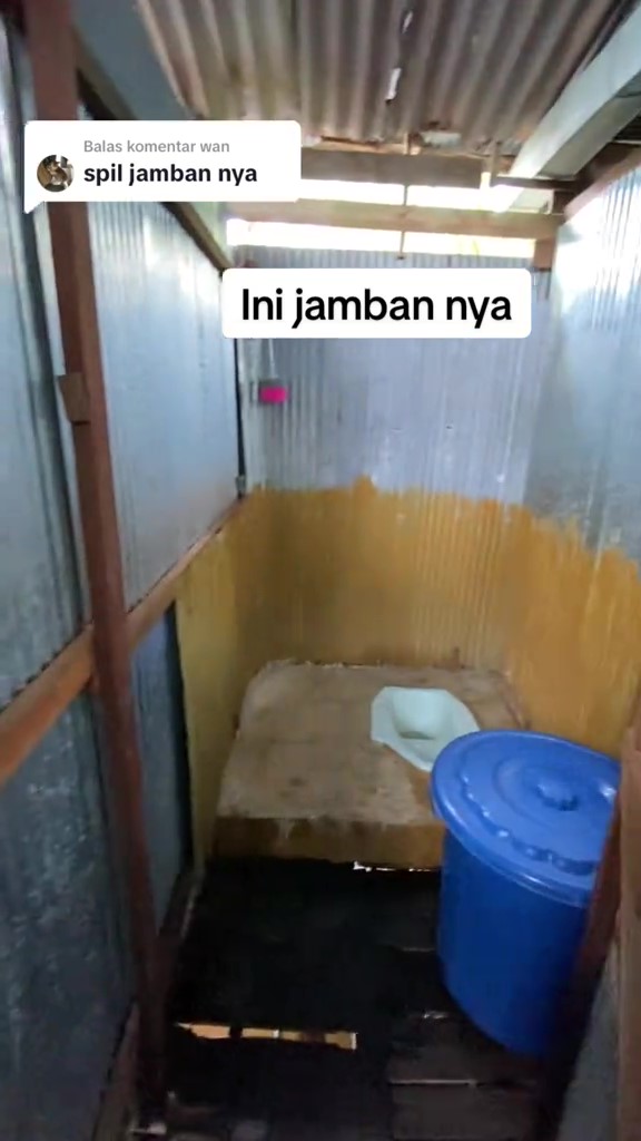 Dibangun di pinggir sungai, intip 10 potret rumah minimalis ini desain toiletnya bikin salah fokus