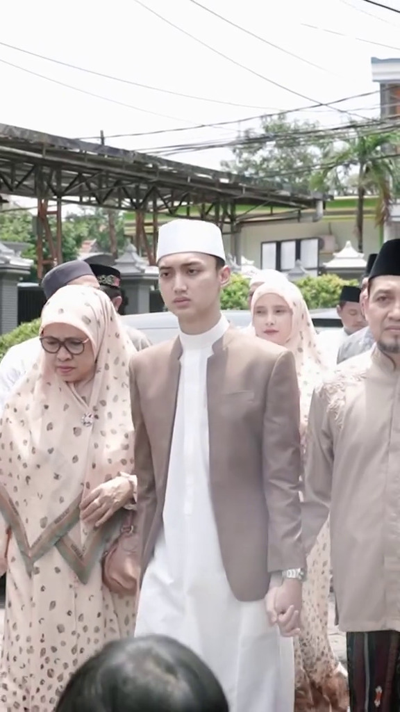 9 Momen lamaran Gus Azmi dan Khansa Mariska seleb TikTok, seserahan mahal jadi sorotan