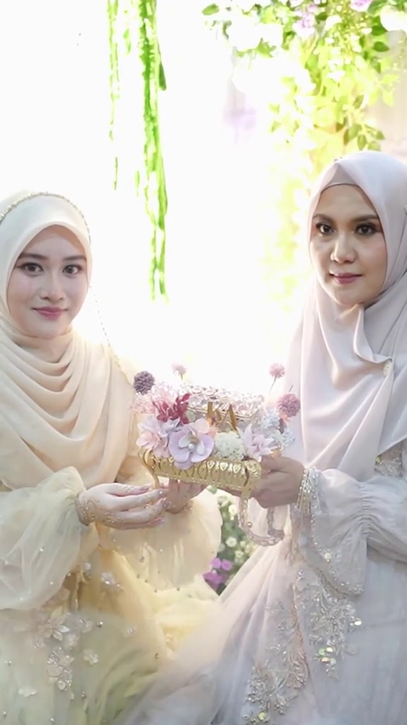 9 Momen lamaran Gus Azmi dan Khansa Mariska seleb TikTok, seserahan mahal jadi sorotan