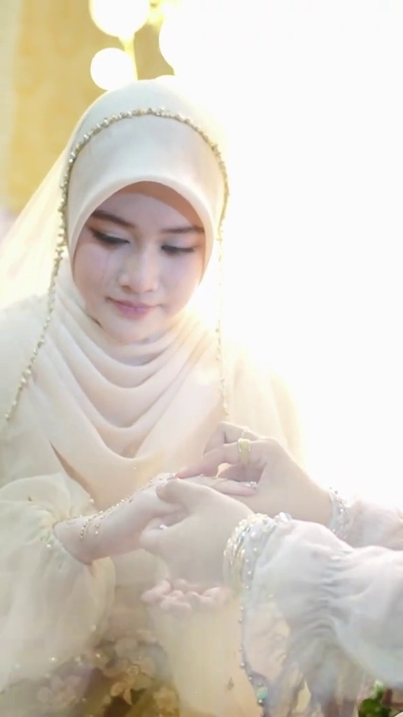 9 Momen lamaran Gus Azmi dan Khansa Mariska seleb TikTok, seserahan mahal jadi sorotan