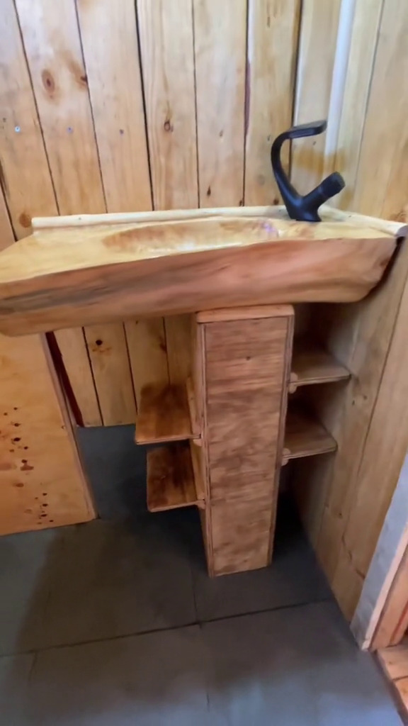 Dari luar dikira gudang, intip 9 potret ruangan ini ternyata kamar mandi, desainnya estetik ala villa