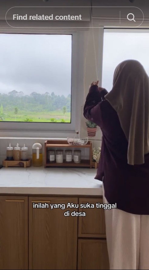 Pasutri ini bangun rumah 2 lantai di tengah sawah, 9 potret dapurnya punya view idaman para emak-emak