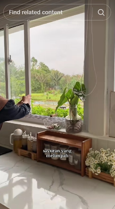 Pasutri ini bangun rumah 2 lantai di tengah sawah, 9 potret dapurnya punya view idaman para emak-emak