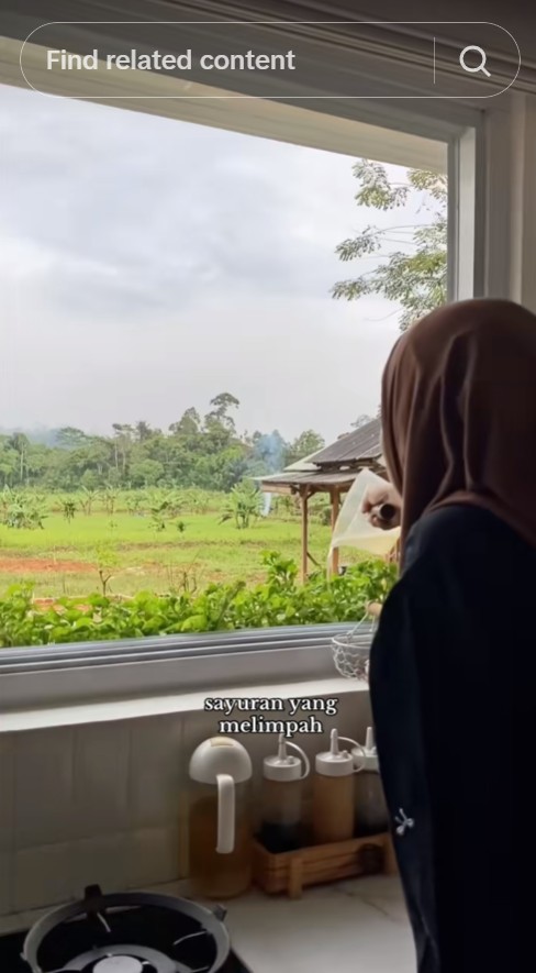 Pasutri ini bangun rumah 2 lantai di tengah sawah, 9 potret dapurnya punya view idaman para emak-emak