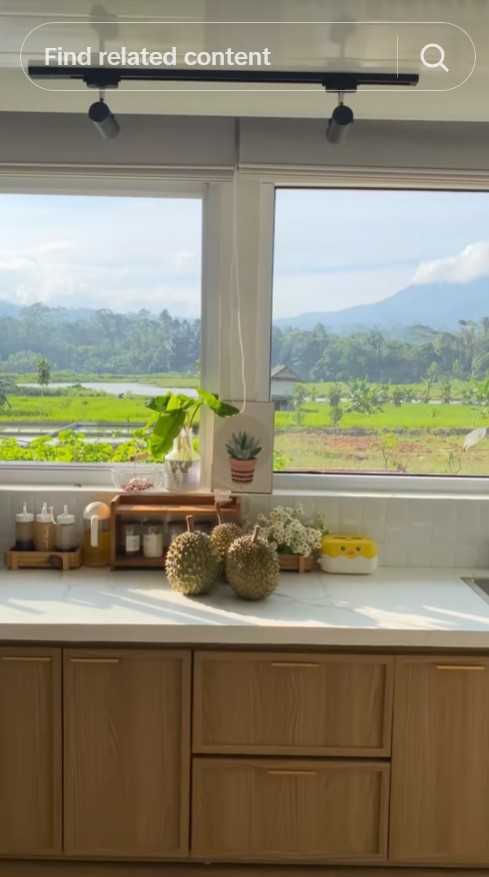 Pasutri ini bangun rumah 2 lantai di tengah sawah, 9 potret dapurnya punya view idaman para emak-emak